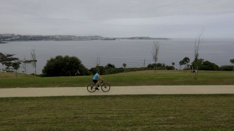 Un ciclista paseando por el parque de las 13 Rosas, el último gran pulmón verde construido entre Bastiagueiro y As Galeras.