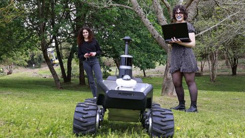 Las alumnas de Robótica Blanca y Tania, con Summit, un robot que recoge datos para calcular la biomasa de un terreno forestal.