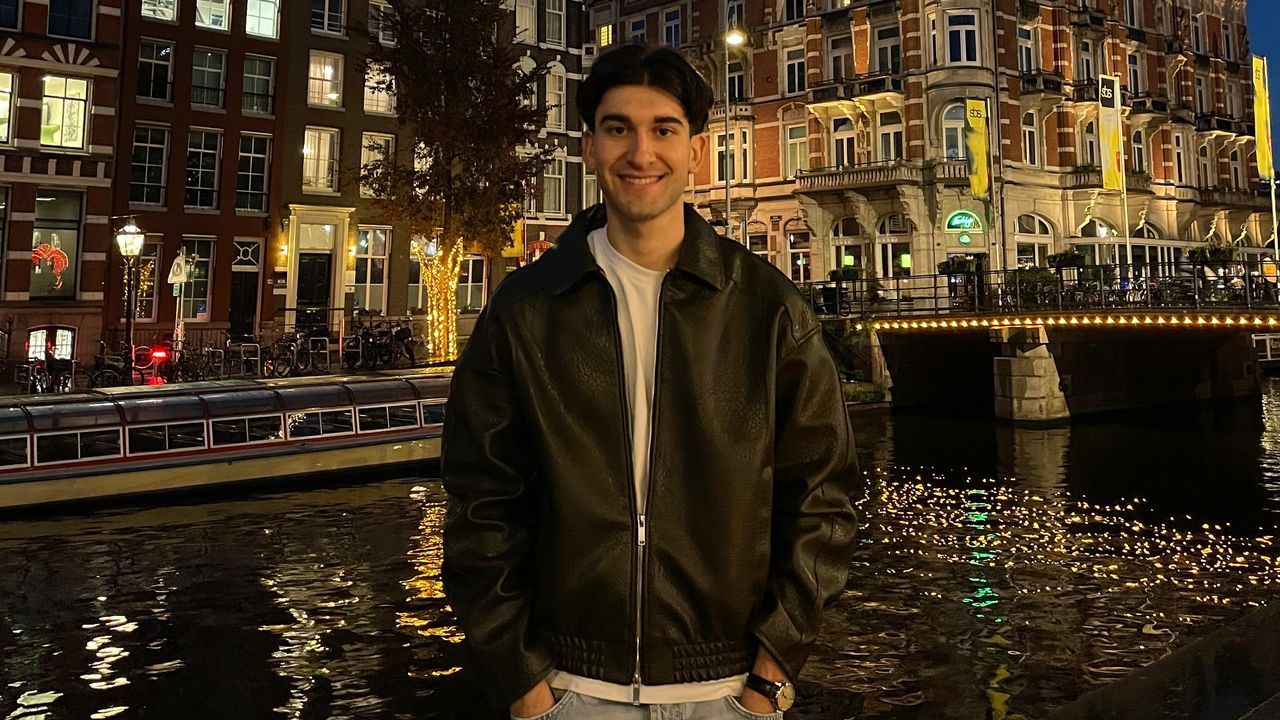 Antón Fidalgo Pérez, en el canal de Rokin, en Ámsterdam.