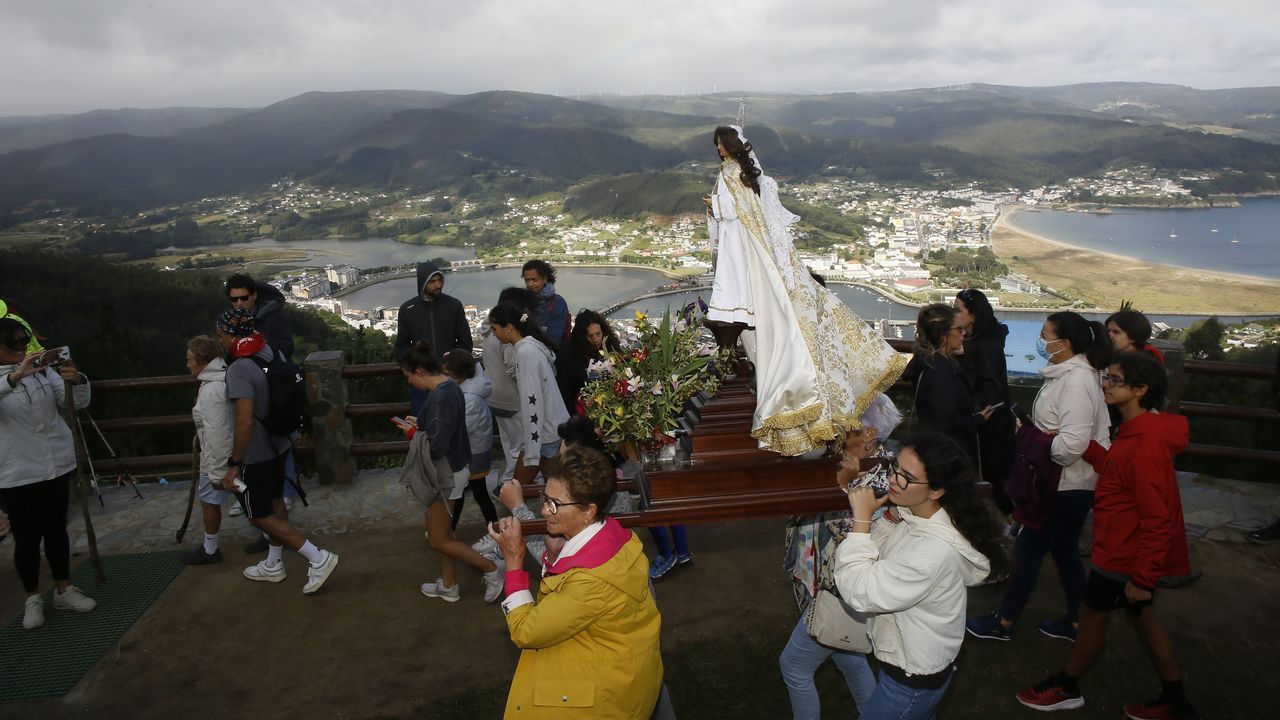 El concierto de Ana Mena en Monforte: las fotos de ella en el escenario y de quienesla estaban viendo.Encuentro de imgenes con motivo de las fiestas de san Roque en Portonovo