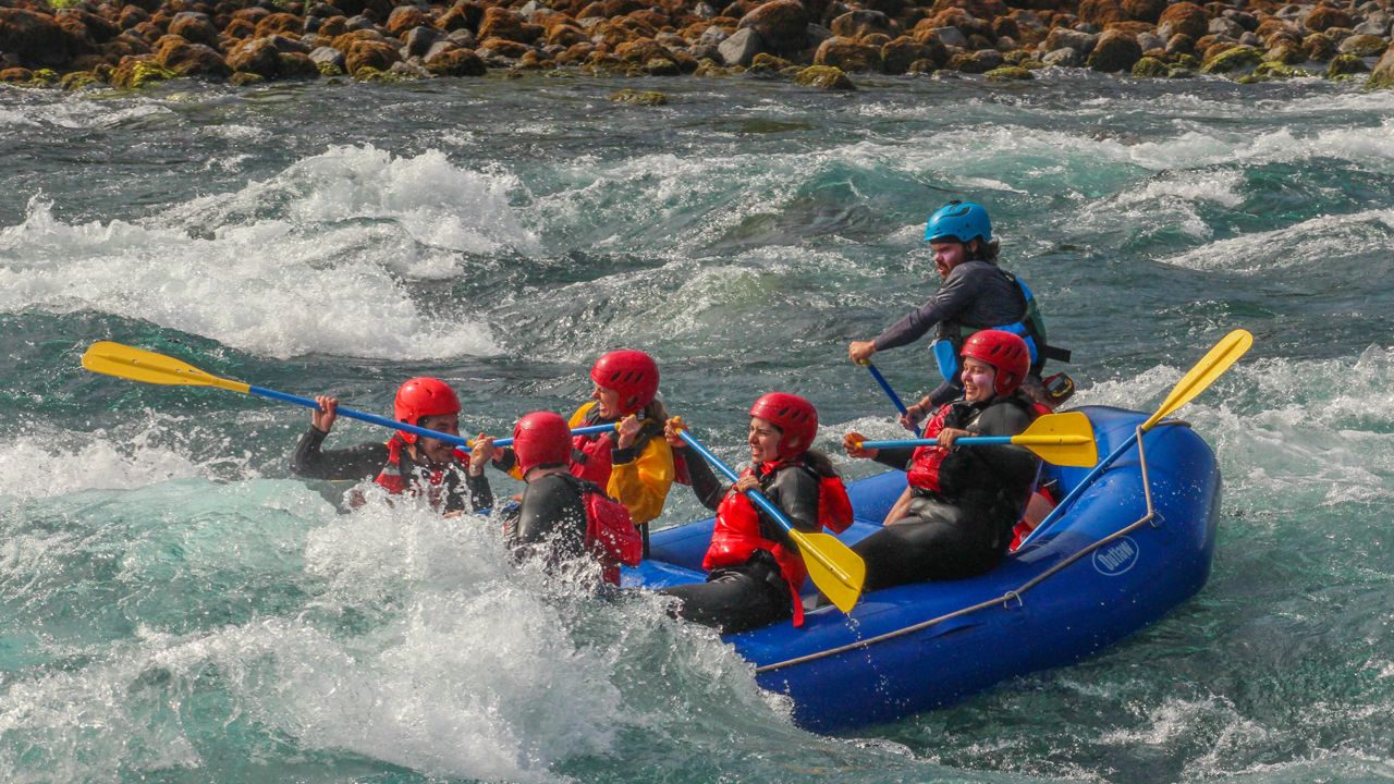 Alejandro Dur�n, de casco azul, y Luc�a Mart�nez, a su lado, en una de las excursiones de rafting en Chile