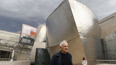 El arquitecto canadiense Frank Gehry, en Bilbao para asistir a los festejos del 25.º aniversario del Guggenheim, uno de sus edificios más famosos.