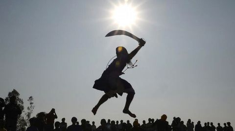 Un hombre celebra los Juegos Olmpicos Rurales en un pueblo de India