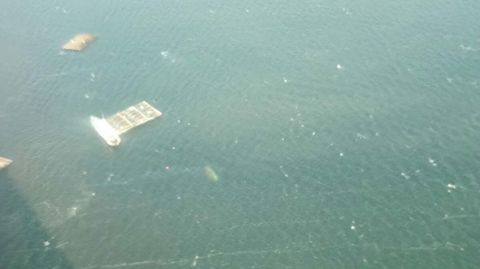Otra imagen aérea del lugar del siniestro donde se aprecia la silueta del barco hundido