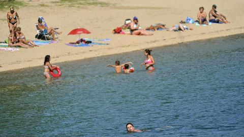 Gente bandose en 2014 en la playa de Barallobre, en Fene, que suma cinco temporadas consecutivas de clasificacin sanitaria del agua no apta para el bao. En julio de ese ao se produjo un vertido de aguas residuales