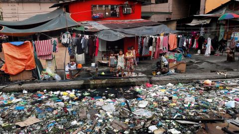 Un canal ocupado por lixo plástico en Manila. Filipinas é, segundo Greenpeace, o terceiro país asiático que máis plástico arroxa aos océanos