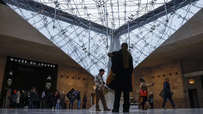 La televisión francesa muestra las primeras imágenes que captaron las cámaras de seguridad durante el robo del Louvre