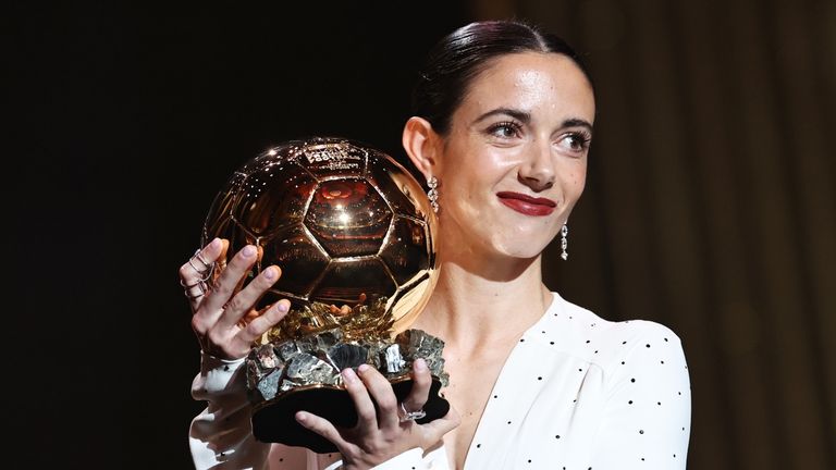 Aitana Bonmatí, futbolista del Barcelona, posa con el Balón de Oro