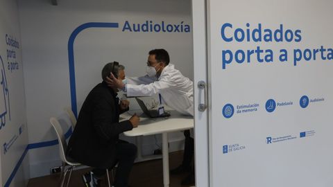 Los vecinos pueden solicitar consultas de podología, audiología y estimulación de la memoria en el servicio ambulante Coidados porta a porta, de la Xunta.