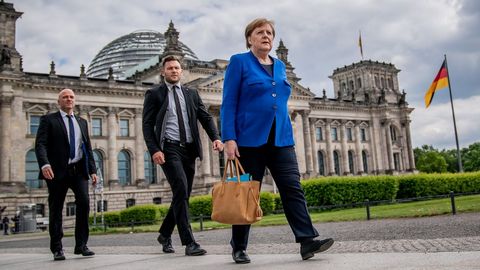 Angela Merkel, ayer, saliendo del Bundestag
