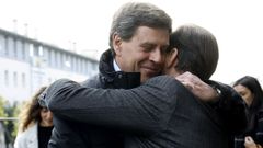 El padre de Diana, Juan Carlos Quer, se abraza a su abogado, Ricardo Prez Lama