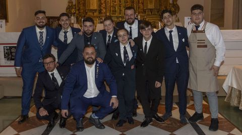 Foto de familia de los once participantes en el Campeonato Gallego de Coctelería Clásica, en la Capilla Real del Hostal dos Reis Católicos