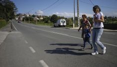 Ana Snchez cruza la carretera con sus dos hijos y con su vecina Carmen. 