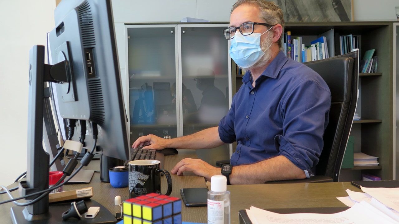 El director general de Salud Pública del Principado, Rafael Cofiño, trabajando en su despacho, con mascarilla