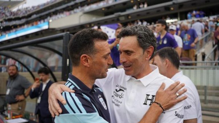 Scaloni y Molina, el abrazo de dos exdeportivistas como sele