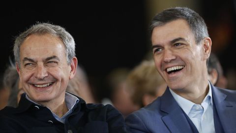 El presidente del Gobierno, Pedro Snchez, y el expresidente Jos Luis Rodrguez Zapatero duranteelhomenajea a este ltimo en Bilbao.