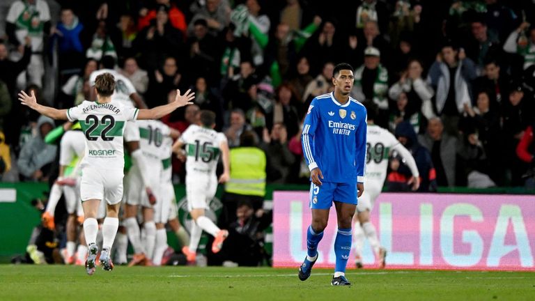 El Madrid agudiza sus problemas en Elche (2-2)