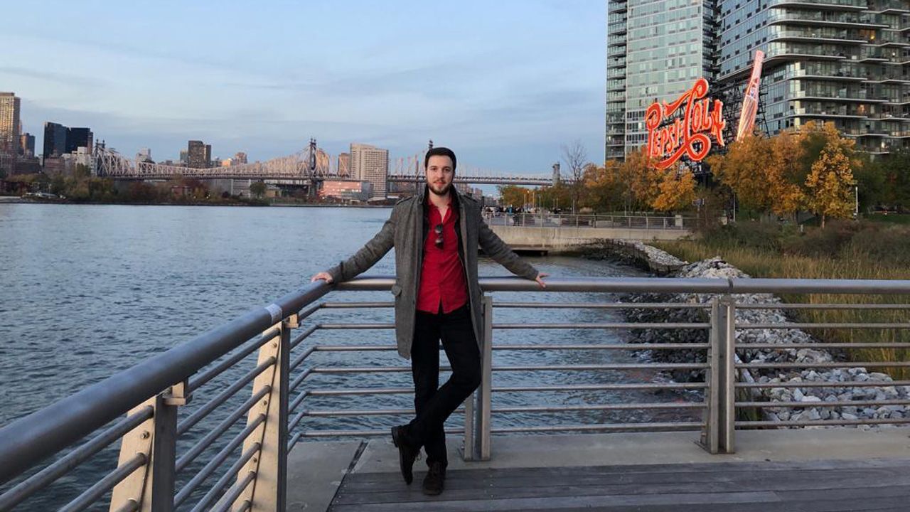 Chris, a neoiorquina que vive en Lugo e cambiou o ingl�s polo galego.Javier P�rez-Santalla a las orillas del r�o Hudson