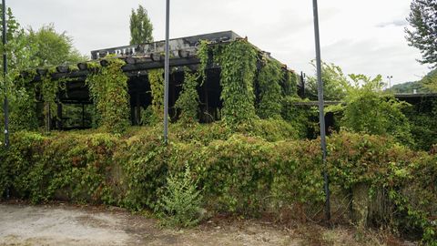 El restaurante de Pozas do Maimn, cerrado en el 2015, se quem en el 2019. Ahora lo cubre la vegetacin. Cost 230.000 euros