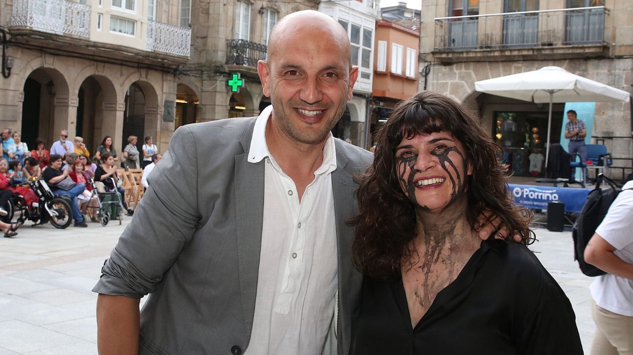El Spiderman m�s solidario vive en Vigo.La artista con el regidor Alejandro Lorenzo en una imagen de archivo.