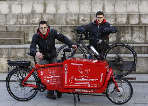 Emilio e David encargaron as bicicletas coas que traballan a unha empresa especializada<span lang= es-es >.  </span>