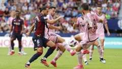 Sebas Moyano y Borja Bastn disputan un baln durante el Levante-Oviedo