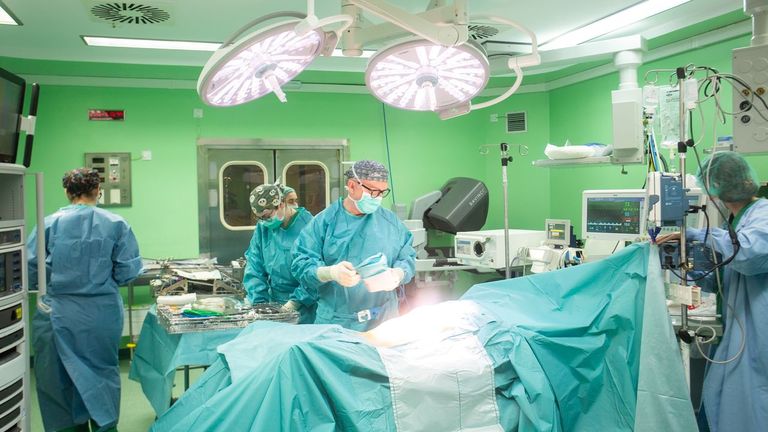La cirugía robótica toca techo en Pontevedra con 568 intervenciones el pasado año: «Nos quedaría operar por las noches»