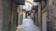 En las calles de Jerusalén reina un absoluto silencio ante la falta de visitantes.