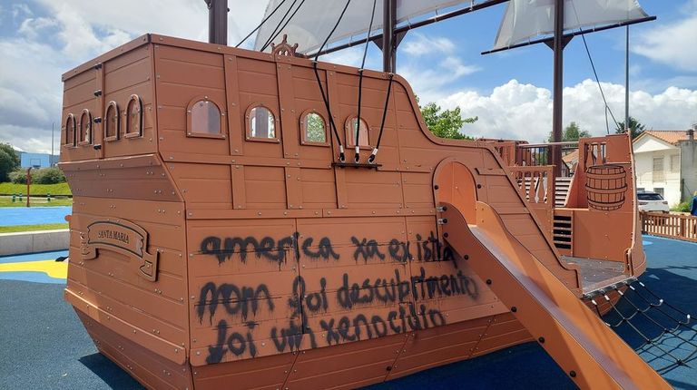 Pintadas vandálicas en el parque infantil de Poio que recuerda a Cristóbal Colón