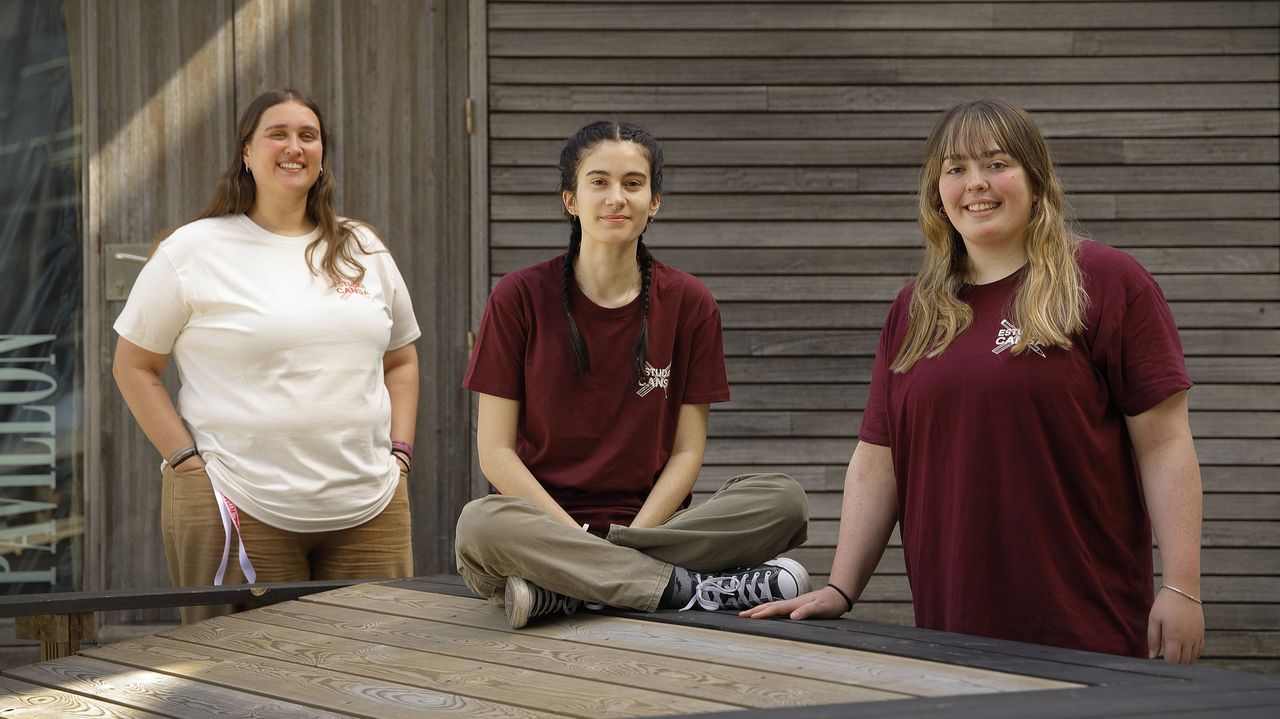 Los tubos met�licos que sobresalen de las g�rgolas del Hostal�dos Reis Cat�licos, tras las obras de reforma.Clara Lorenzo, Naira Mart�nez y Olalla Bello, organizadoras del Festival de Arquitectura de la Escola de Arquitectura.