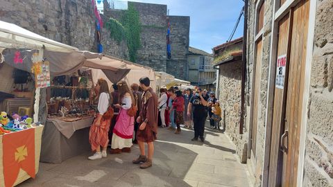 Puestos de venta de productos de artesana en la calle Santo Domingo, al pie de la muralla medieval