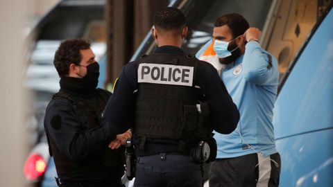 La policía francesa está supervisando el transporte urbano en el país