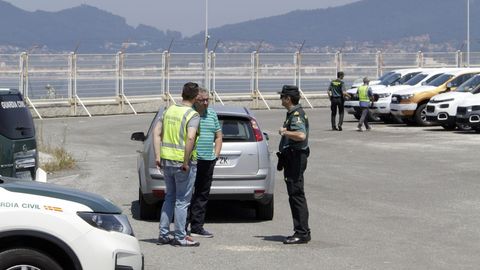 Los agentes revisaron los coches afectados por los fuegos artificiales