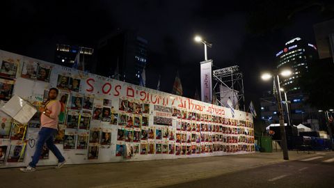 Mural en Tel Aviv con imágenes de rehenes israelíes secuestrados por Hamas