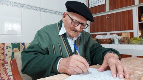 Constantino, que conserva una caligrafía excelente, quiso plasmar su firma al finalizar la conversación