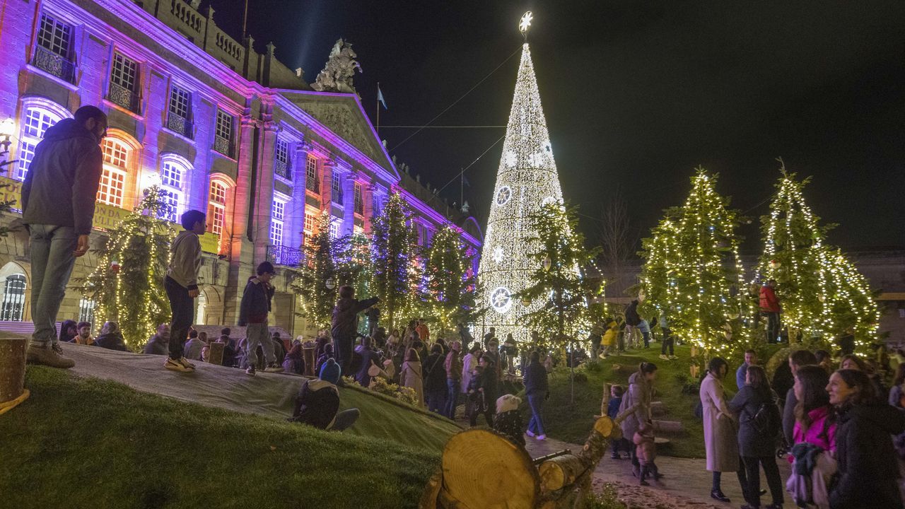 Ferrero Rocher ilumina Ribadavia con ms de 250.000 mil bombillas doradas.Este viernes se inauguran los mercadillos de Navidad y la pista de hielo. 