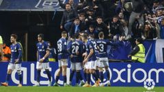 Los jugadores del Oviedo celebran el gol de Bast�n