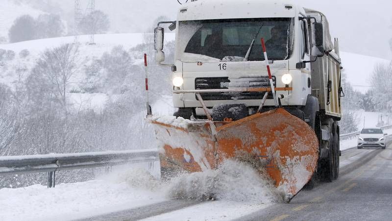 Roberto Varela, a la izquierda, fue el autor del gol de la victoria ante el Taboada en A Medela.