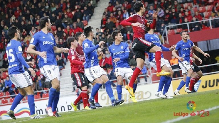 JUGADORES DE MIRANDÉS Y REAL OVIEDO DISPUTAN UN BALÓN EN LA 16/17