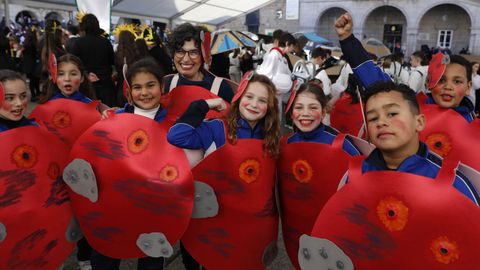 Varios colegios de la ciudad participaron en el desfile en la plaza Mayor de Ourense