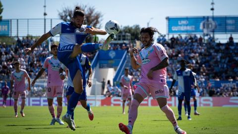 Urri y Juan Cruz disputan un bal�n durante el Sabadell-Oviedo