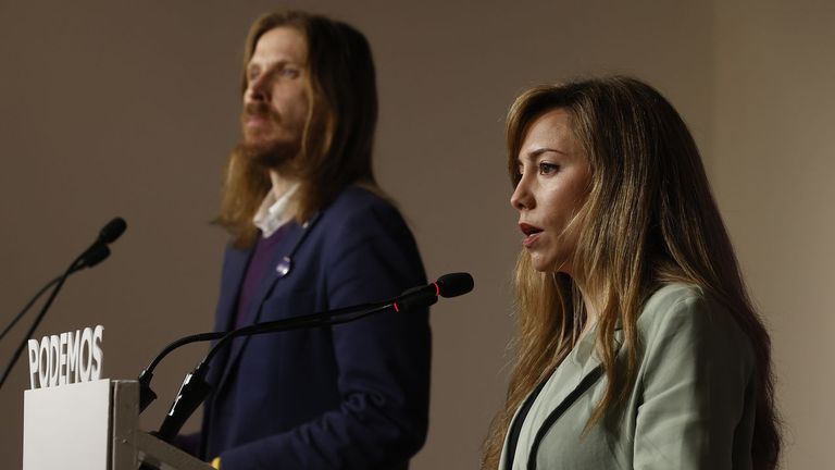 Los portavoces de Podemos, Pablo Fernández y Alejandra Jacinto, en una rueda de prensa en Madrid