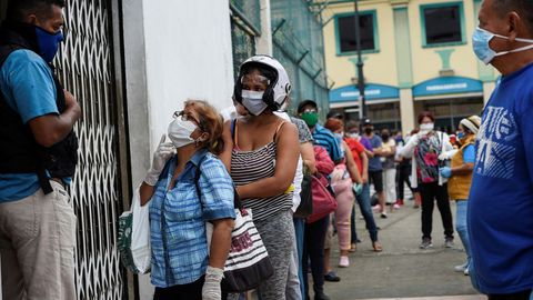 Vecinos de Guayaquil, Ecuador, esperando para entrar en una tienda
