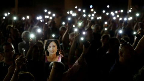 Un grupo de personas se concentra en la capital de Malta durante una vigilia en recuerdo de la periodista Daphne Caruana Galizia, que investigaba la corrupcin en el pas