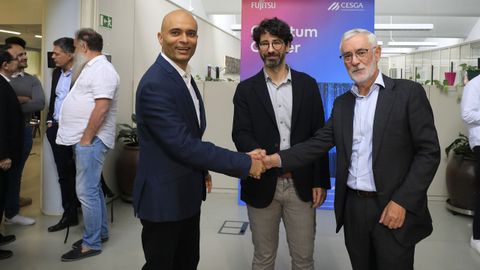 De izquierda a derecha, Vivek Mahajan, jefe de la oficina tecnológica de Fujitsu a nivel mundial: Lois Orosa, director del Cesga, y Gonzalo Romeo, jefe de producto de Fujitsu en España