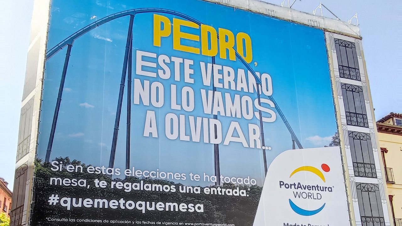 Anuncio de la entrada gratis de PortAventura con motivo de las elecciones 23J en un edificio de Madrid