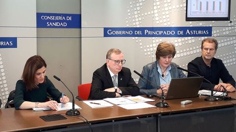 De izquierda a derecha: Mar�a Luisa Rodr�guez, jefa de servicio del Laboratorio de Salud P�blica; el consejero de Sanidad, Francisco del Busto; la directora de la Agencia de Sanidad Ambiental y Consumo, Rosa Urdiales; y Jos� Altolaguirre, jefe de servicio de Riesgos Ambientales y Alimentarios

 