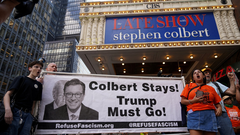 Simpatizantes de Stephen Colbert protestan tras la cancelacin del programa.