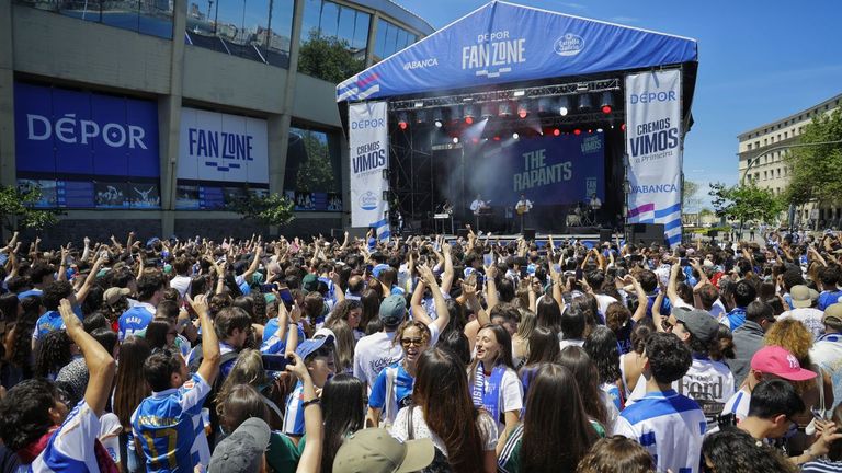 The Rapants encandilan en la «fan zone» blanquiazul