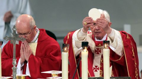 El papa Benedicto XVI y el arzobispo de Santiago, Julián Barrio, durante la misa que ofició Su Santidad en la plaza del Obradoiro.